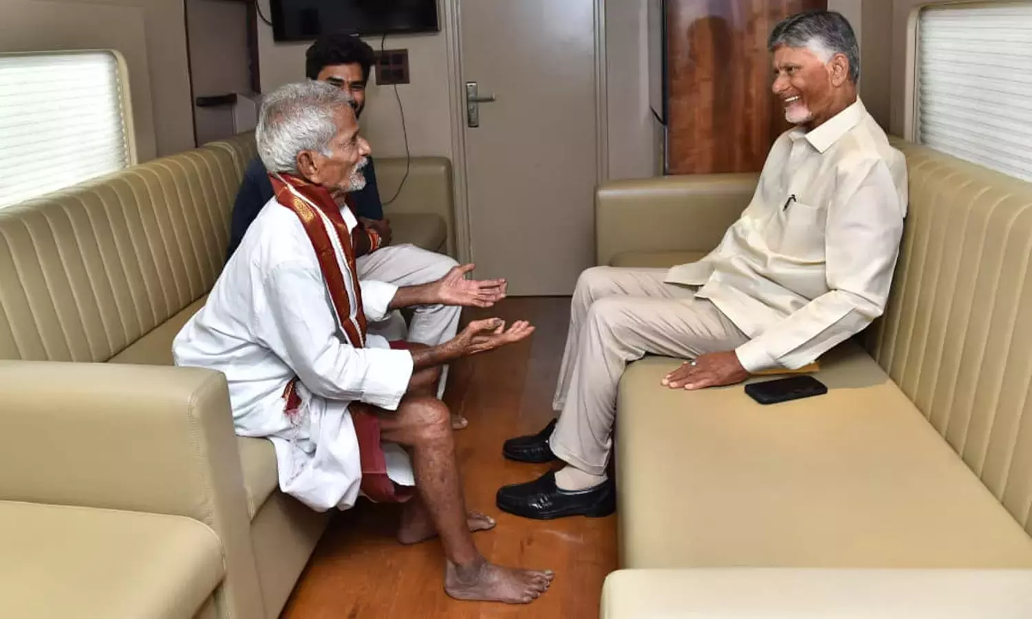 Andhra: चंद्रबाबू ने बुजुर्ग प्रशंसक की इच्छा पूरी की, बेटे के लिए घर और मेडिकल मदद का वादा किया