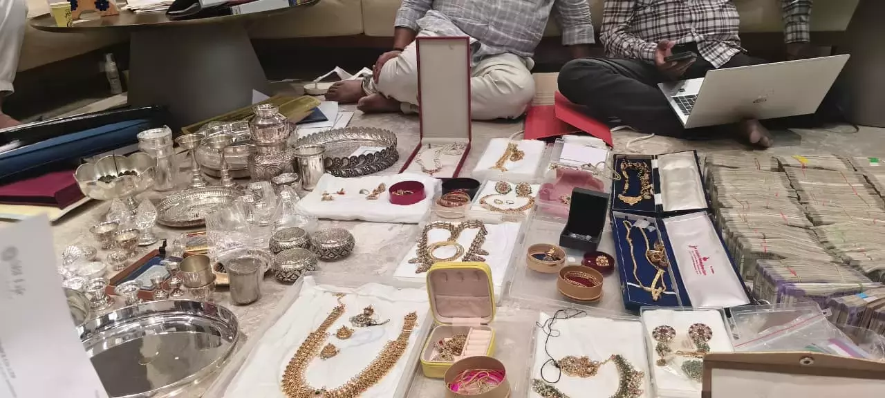 तेलंगाना ACB ने DA मामले में आरएंडबी के चीफ इंजीनियर की संपत्तियों पर छापा मारा तेलंगाना ACB ने DA मामले में आरएंडबी के चीफ इंजीनियर की संपत्तियों पर छापा मारा