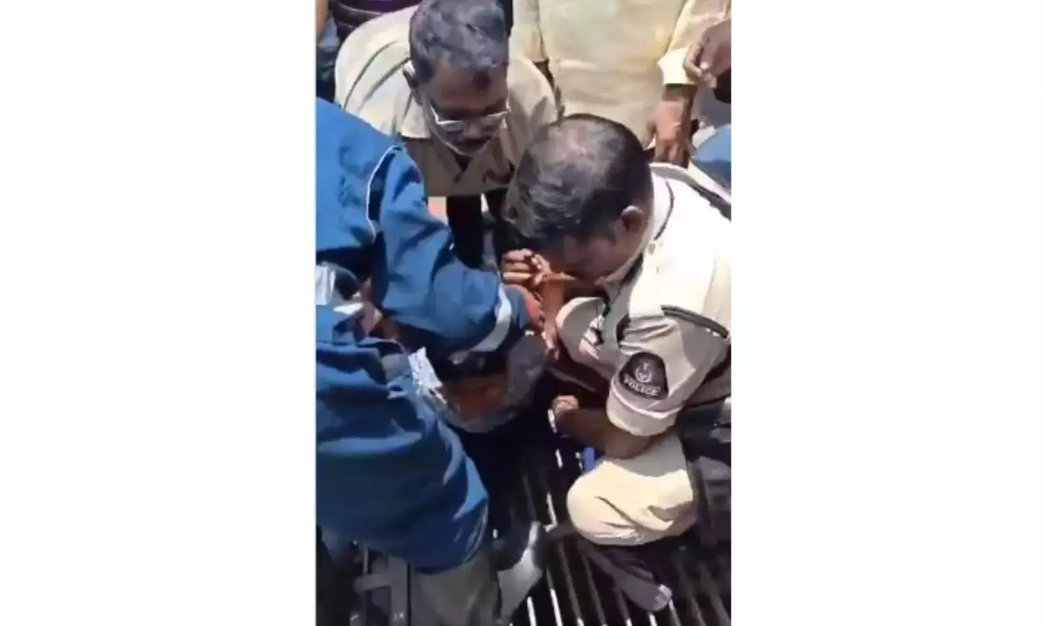 Telangana सचिवालय में नाले में पैर फंसने के बाद लड़के को बचाया गया Telangana सचिवालय में नाले में पैर फंसने के बाद लड़के को बचाया गया
