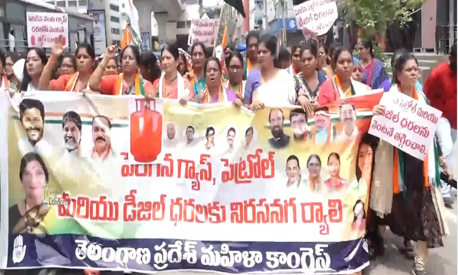 Hyderabad: महिला कांग्रेस कार्यकर्ताओं ने ईंधन की कीमतों में बढ़ोतरी के खिलाफ विरोध प्रदर्शन किया