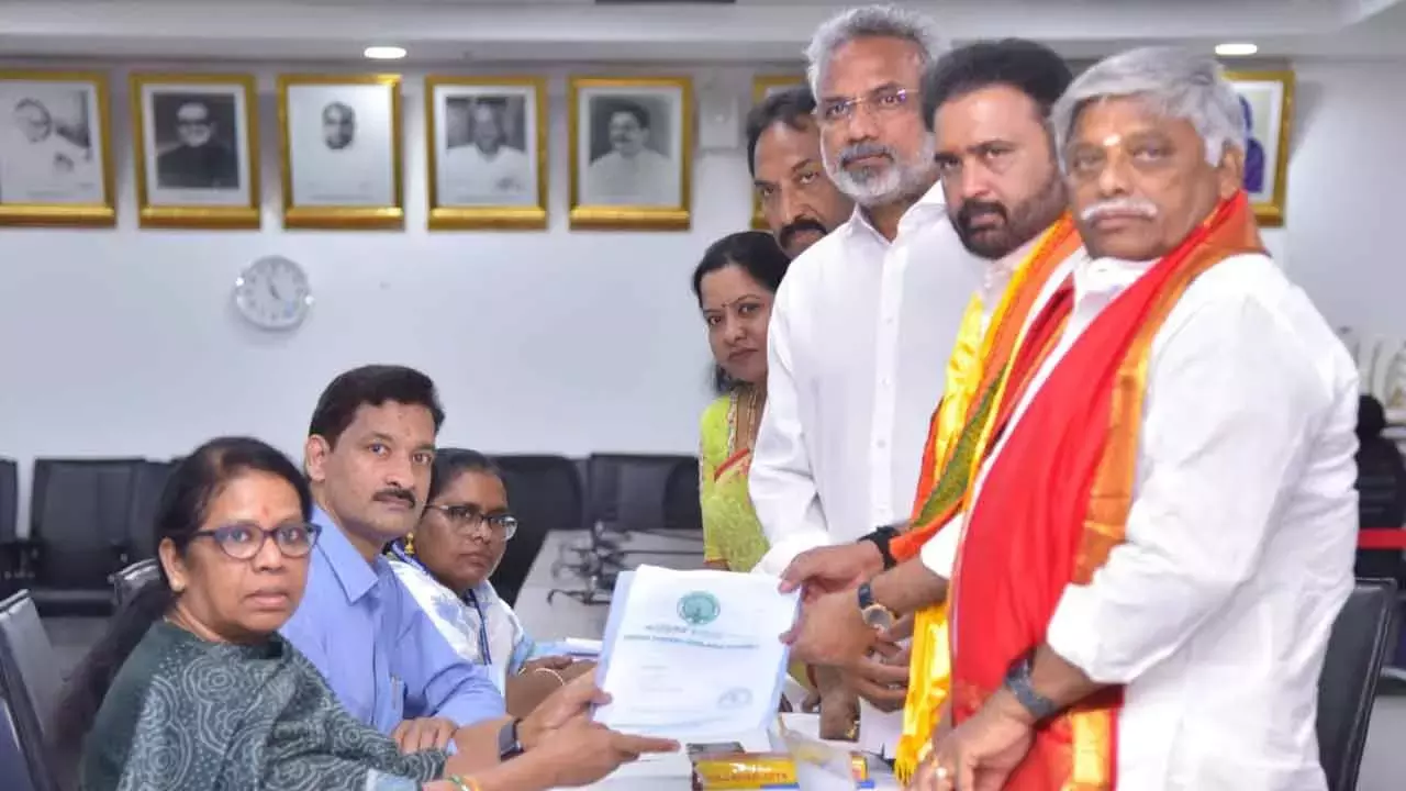 Andhra: सना सतीश ने राज्यसभा उम्मीदवार के तौर पर नामांकन दाखिल किया Andhra: सना सतीश ने राज्यसभा उम्मीदवार के तौर पर नामांकन दाखिल किया