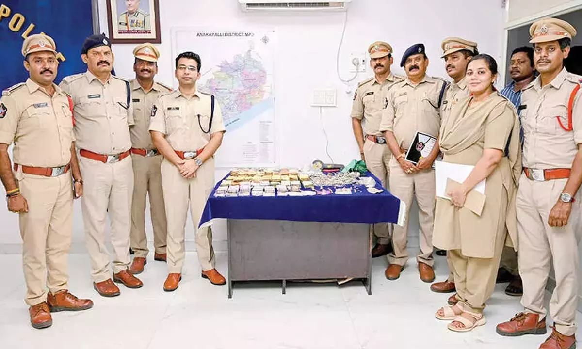 Andhra: अनकापल्ली पुलिस ने पांच दिनों में उपमाका में हुंडी चोरी का मामला सुलझा लिया Andhra: अनकापल्ली पुलिस ने पांच दिनों में उपमाका में हुंडी चोरी का मामला सुलझा लिया