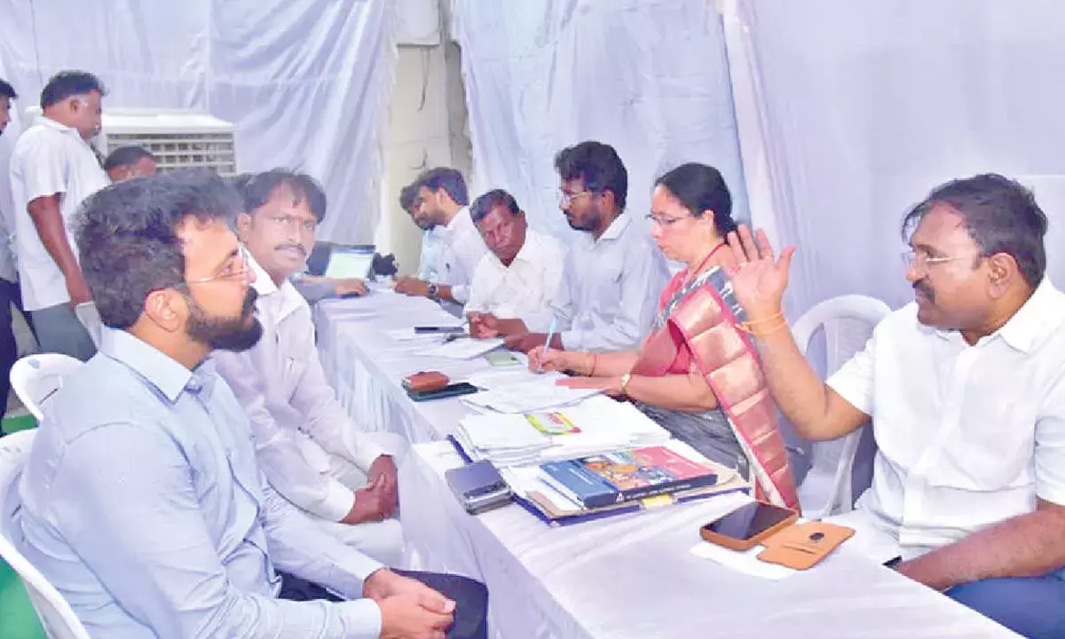 Andhra: लोक शिकायत विभाग में याचिकाएं प्राप्त हुईं Andhra: लोक शिकायत विभाग में याचिकाएं प्राप्त हुईं