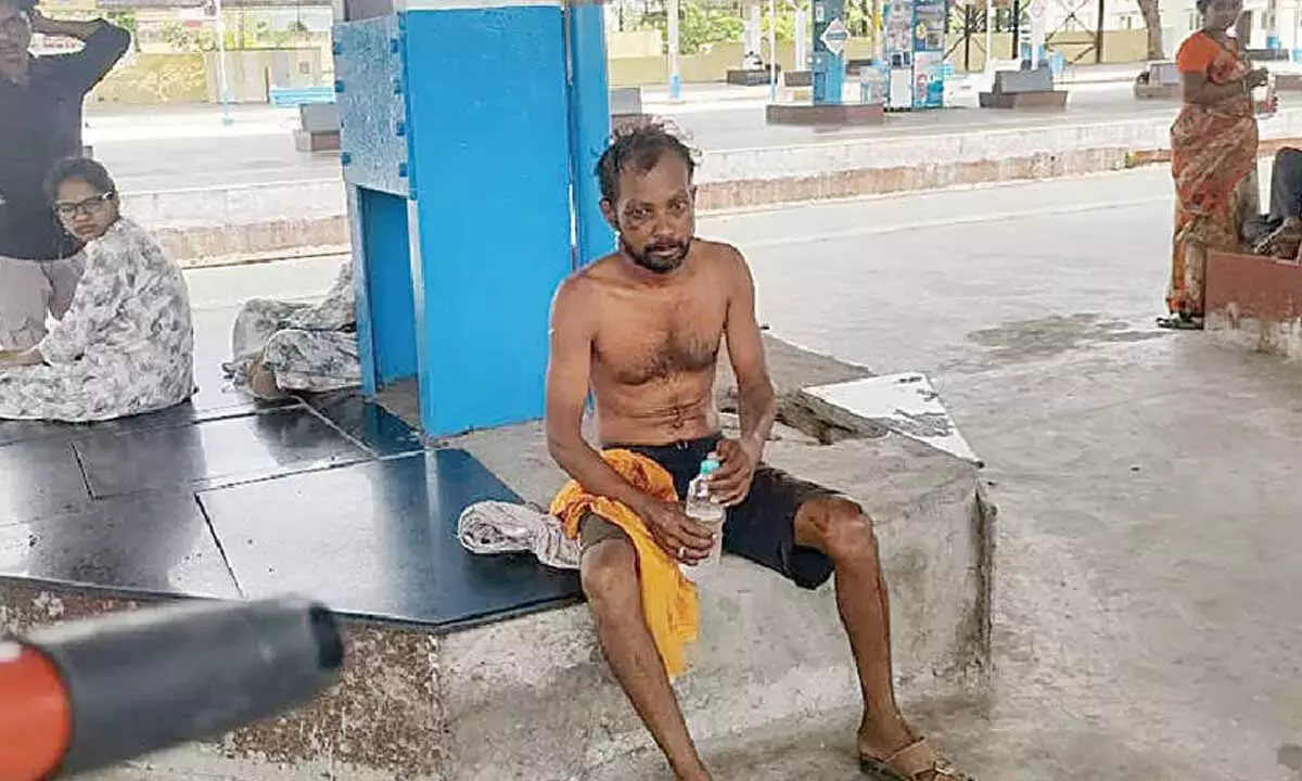 Andhra: सतर्क ट्रेन क्रू ने घायल यात्री को बचाया Andhra: सतर्क ट्रेन क्रू ने घायल यात्री को बचाया