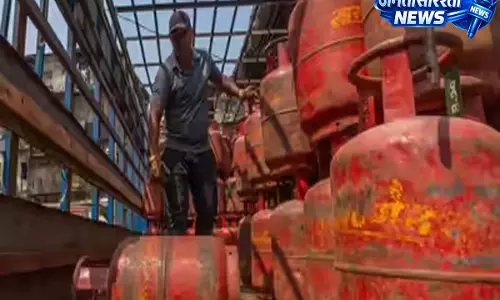 LPG संकट के बीच ट्रेन में खाना बनाने का मिला विकल्प LPG संकट के बीच ट्रेन में खाना बनाने का मिला विकल्प