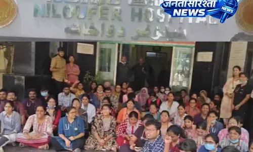 निलोफर अस्पताल में डॉक्टर पर हमले के बाद JUDA का विरोध प्रदर्शन निलोफर अस्पताल में डॉक्टर पर हमले के बाद JUDA का विरोध प्रदर्शन