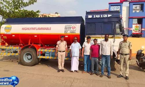 रायपुर में अवैध डीजल-पेट्रोल कारोबार का भंडाफोड़, 4 आरोपी गिरफ्तार रायपुर में अवैध डीजल-पेट्रोल कारोबार का भंडाफोड़, 4 आरोपी गिरफ्तार