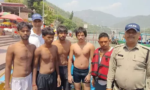 Pauri जिले में गंगा में फंसे हरियाणा के चार युवा पर्यटकों को जल पुलिस ने बचाया Pauri जिले में गंगा में फंसे हरियाणा के चार युवा पर्यटकों को जल पुलिस ने बचाया