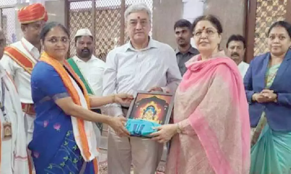 Andhra: जस्टिस लिसा गिल ने अन्नावरम मंदिर में दर्शन किए Andhra: जस्टिस लिसा गिल ने अन्नावरम मंदिर में दर्शन किए