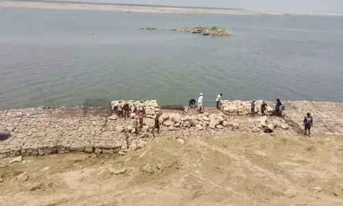 Ganga कटान प्रभावित गांवों में खतरा, करोड़ों खर्च के बाद भी समाधान अधूरा Ganga कटान प्रभावित गांवों में खतरा, करोड़ों खर्च के बाद भी समाधान अधूरा