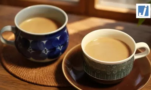 गर्मियों में कॉफी पीना फायदेमंद या नुकसानदायक? जानिए शरीर पर क्या पड़ता है असर गर्मियों में कॉफी पीना फायदेमंद या नुकसानदायक? जानिए शरीर पर क्या पड़ता है असर
