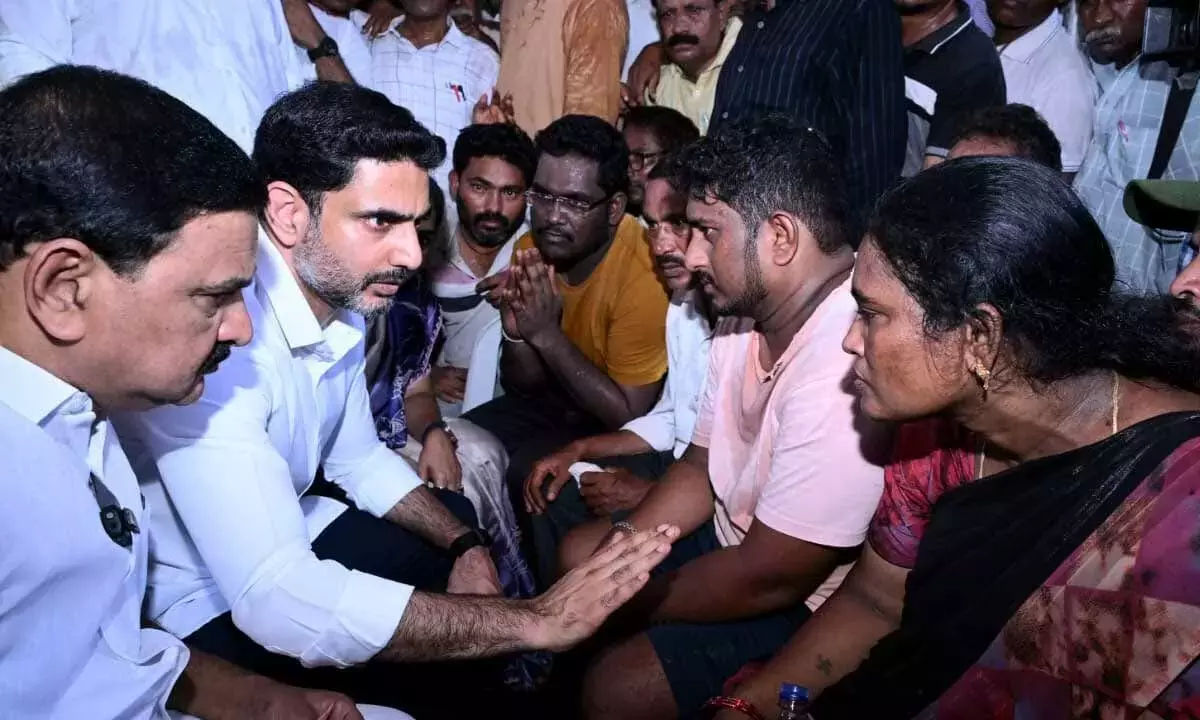 IT मंत्री ने वीएसपी दुर्घटना पीड़ितों को नैतिक समर्थन दिया IT मंत्री ने वीएसपी दुर्घटना पीड़ितों को नैतिक समर्थन दिया
