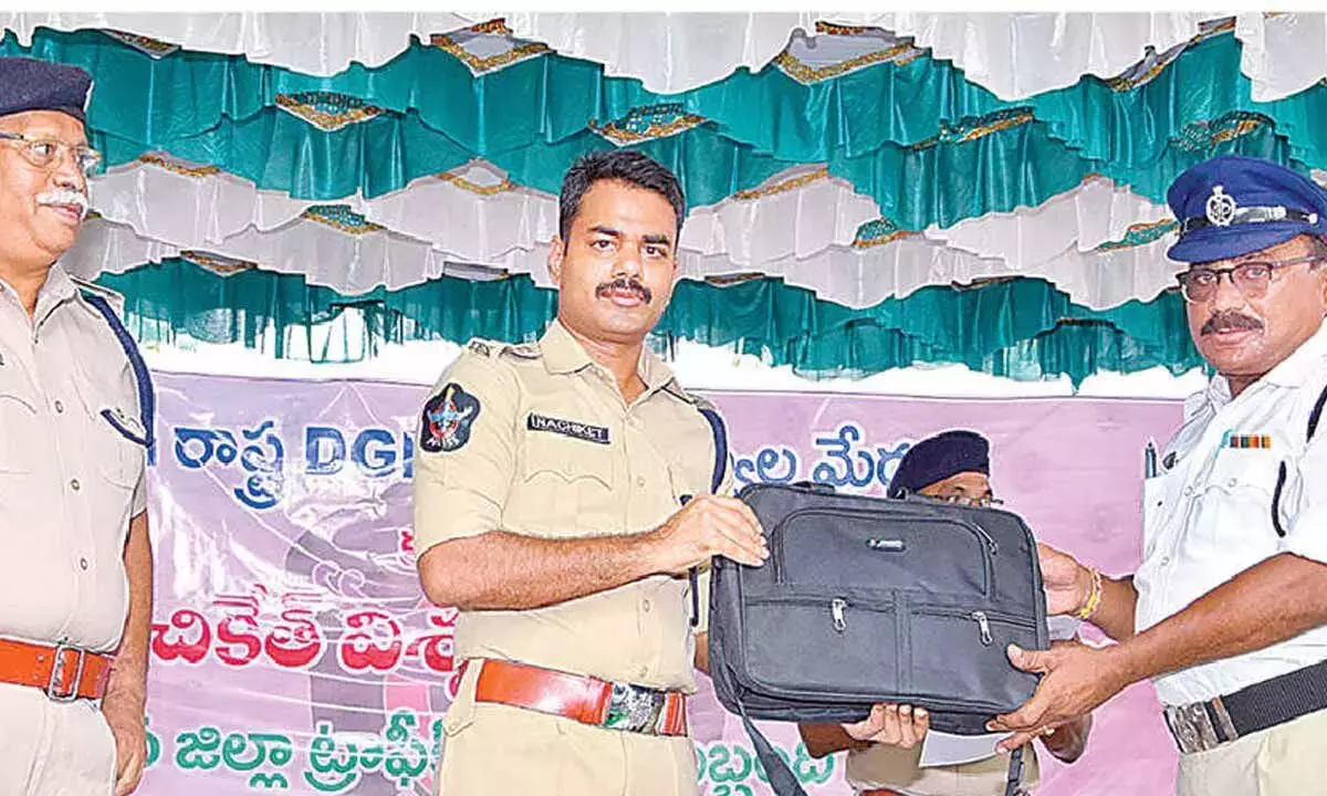 Andhra: ट्रैफिक पुलिस को समर किट बांटी गईं Andhra: ट्रैफिक पुलिस को समर किट बांटी गईं