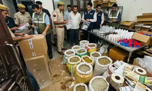Faridabad: अवैध आयुर्वेदिक दवा फैक्ट्री पर छापा, फैक्ट्री सील और संचालक गिरफ्तार Faridabad: अवैध आयुर्वेदिक दवा फैक्ट्री पर छापा, फैक्ट्री सील और संचालक गिरफ्तार