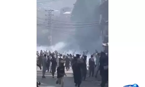 PoK में तनाव बढ़ा, पाकिस्तानी बलों ने प्रदर्शनकारियों पर आंसू गैस के गोले दागे PoK में तनाव बढ़ा, पाकिस्तानी बलों ने प्रदर्शनकारियों पर आंसू गैस के गोले दागे