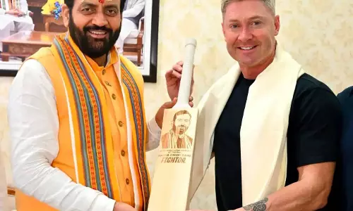 Chandigarh: मुख्यमंत्री सैनी ने माइकल क्लार्क की गेंद पर लगाए दो शानदार छक्के Chandigarh: मुख्यमंत्री सैनी ने माइकल क्लार्क की गेंद पर लगाए दो शानदार छक्के