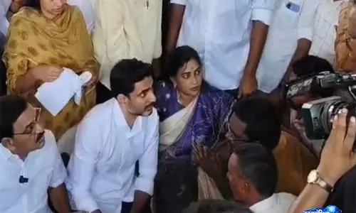 Andhra Pradesh मंत्री नारा लोकेश ने अस्पताल में विजाग स्टील हादसे के पीड़ितों से की मुलाकात Andhra Pradesh मंत्री नारा लोकेश ने अस्पताल में विजाग स्टील हादसे के पीड़ितों से की मुलाकात