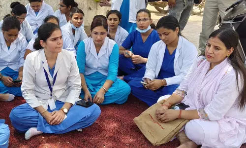 Faridabad: सरकारी अस्पताल की नर्सों ने किया प्रदर्शन, बयान को लेकर नाराजगी Faridabad: सरकारी अस्पताल की नर्सों ने किया प्रदर्शन, बयान को लेकर नाराजगी