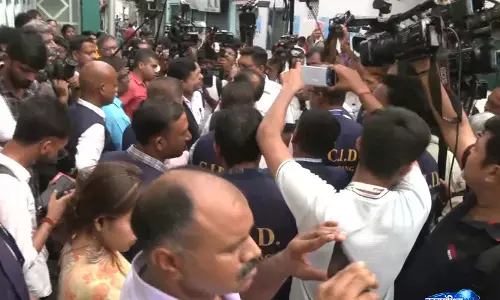 CID की टीम कोलकाता में ममता बनर्जी के आवास पर पहुंची CID की टीम कोलकाता में ममता बनर्जी के आवास पर पहुंची