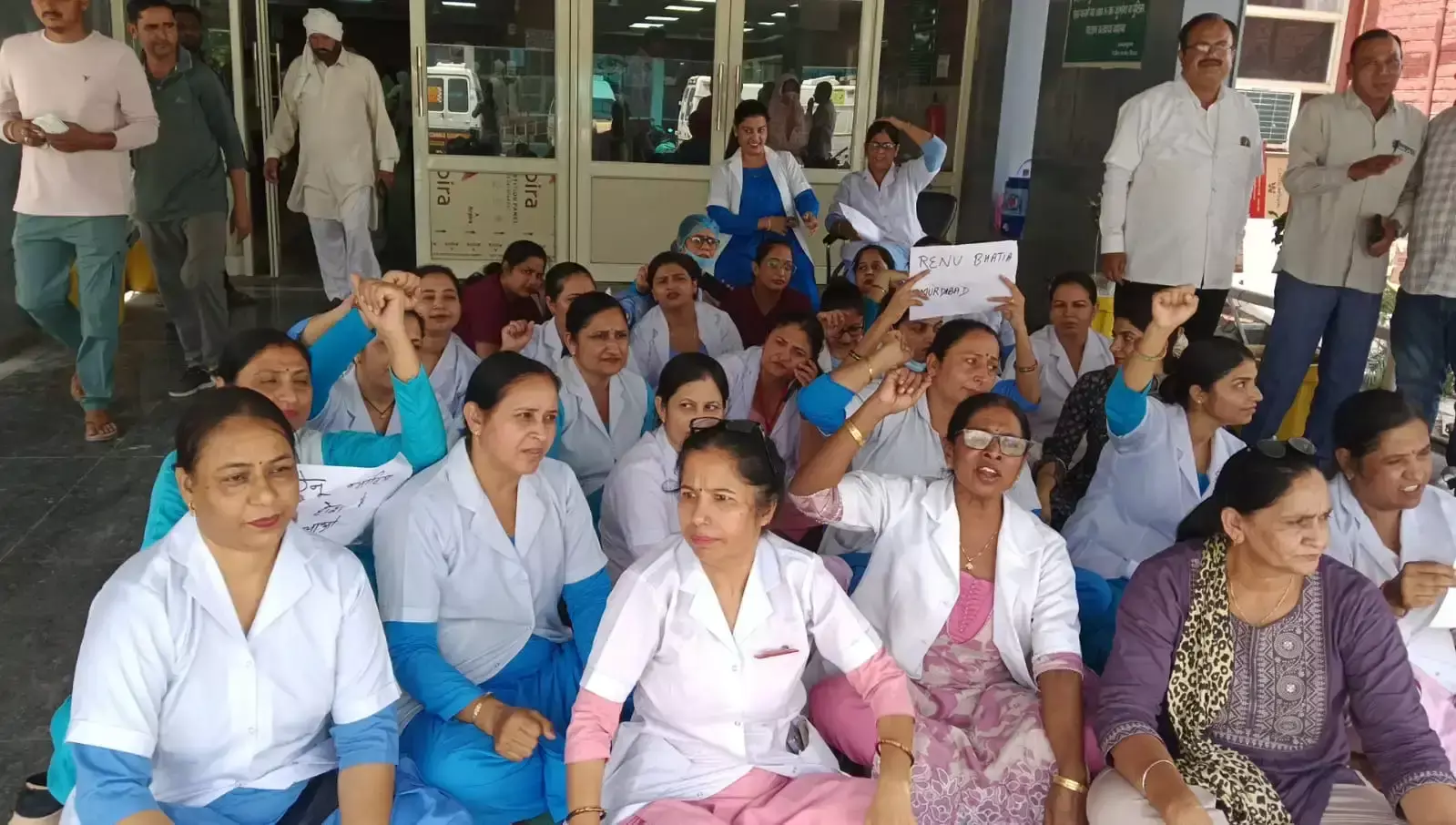 Sirsa: नर्सिंग कर्मचारियों का दो घंटे का पैन डाउन, कार्य बहिष्कार कर प्रदर्शन Sirsa: नर्सिंग कर्मचारियों का दो घंटे का पैन डाउन, कार्य बहिष्कार कर प्रदर्शन