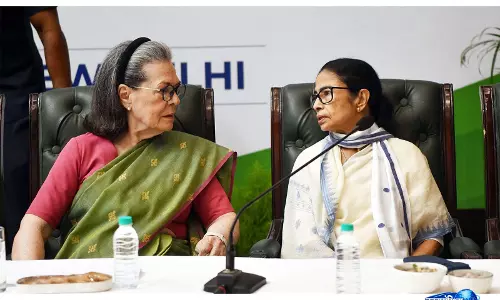 TMC की मुश्किलों के बीच ममता बनर्जी ने सोनिया गांधी से की मुलाक़ात