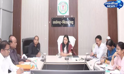 कलेक्टर पदमिनी भोई साहू ने वृहद पौधारोपण करने अधिकारियों को दिए निर्देश कलेक्टर पदमिनी भोई साहू ने वृहद पौधारोपण करने अधिकारियों को दिए निर्देश