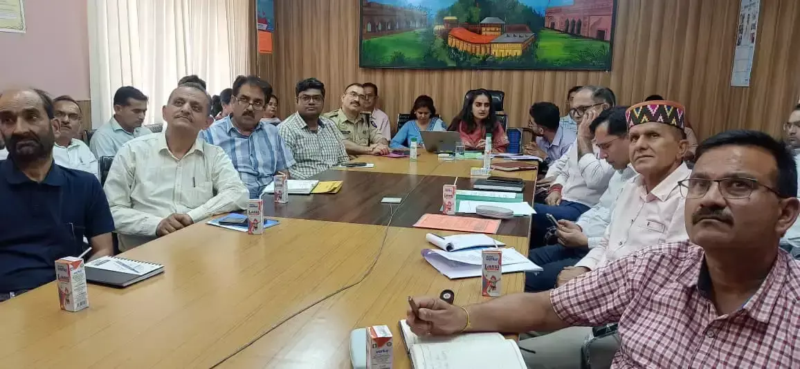 Hamirpur: गंधर्वा राठौड़ ने मानसून तैयारियों को लेकर सभी विभागों को दिए निर्देश