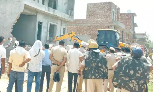 Jind: जींद में नशा तस्करों के अवैध निर्माण पर चला बुलडोजर
