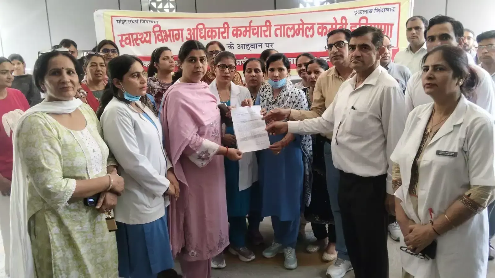 Jind: जींद में नर्सिंग स्टाफ की पेन डाउन हड़ताल, सीएमओ कार्यालय के बाहर प्रदर्शन
