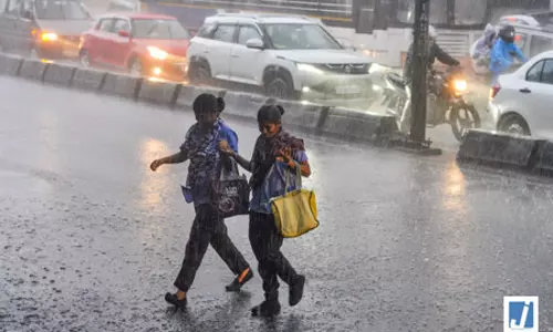 तेलंगाना: हैदराबाद में आंधी और भारी बारिश से टूटे बिजली के तार, करंट लगने से दो की मौत तेलंगाना: हैदराबाद में आंधी और भारी बारिश से टूटे बिजली के तार, करंट लगने से दो की मौत
