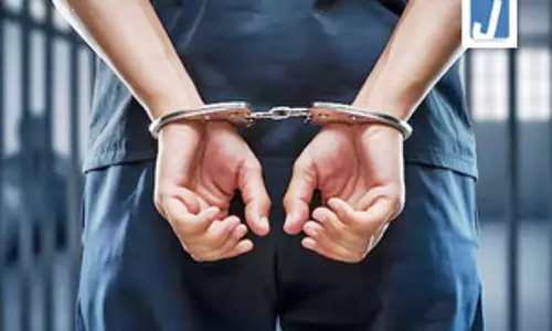जबलपुर में मादक पदार्थों की तस्करी में शामिल 2 महिलाओं सहित 7 गिरफ्तार जबलपुर में मादक पदार्थों की तस्करी में शामिल 2 महिलाओं सहित 7 गिरफ्तार