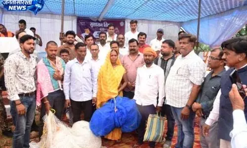 जनसमस्या निवारण शिविर में कलेक्टर वसंत ने जनता से सीधा संवाद कर सुनीं मांग व शिकायतें जनसमस्या निवारण शिविर में कलेक्टर वसंत ने जनता से सीधा संवाद कर सुनीं मांग व शिकायतें