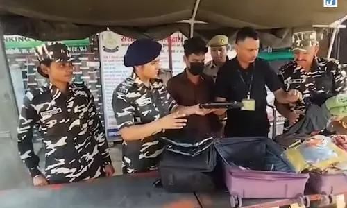 सोनौली बॉर्डर पर बड़ी कार्रवाई: 2.3 किलो हाइड्रोपोनिक गांजा बरामद सोनौली बॉर्डर पर बड़ी कार्रवाई: 2.3 किलो हाइड्रोपोनिक गांजा बरामद