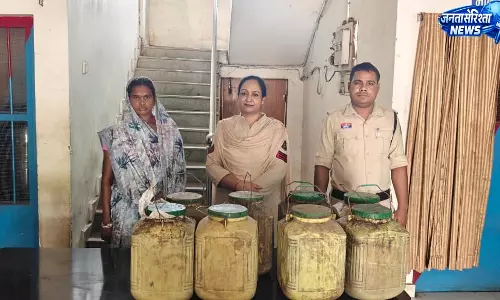 अवैध महुआ शराब पर पुलिस का शिकंजा, 2 कोचिए गिरफ्तार अवैध महुआ शराब पर पुलिस का शिकंजा, 2 कोचिए गिरफ्तार