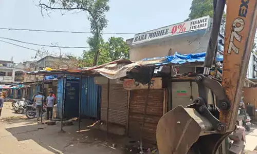 रायपुर में निगम का सख्त एक्शन, अवैध मटन-चिकन दुकान हटाई