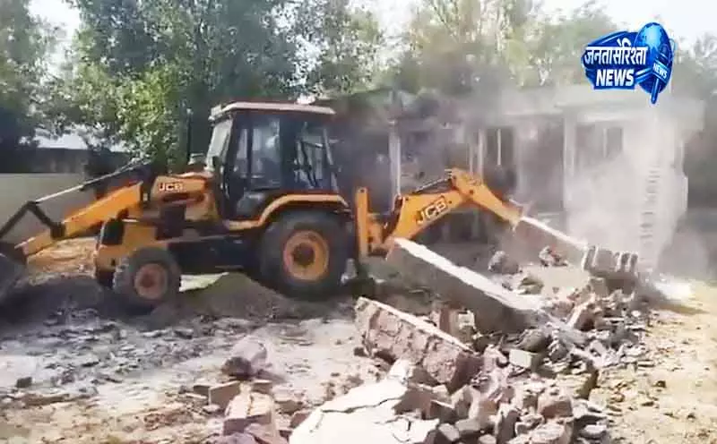 Delhi एमसी के बुलडोजर सैनिक फार्म में घुसे Delhi एमसी के बुलडोजर सैनिक फार्म में घुसे