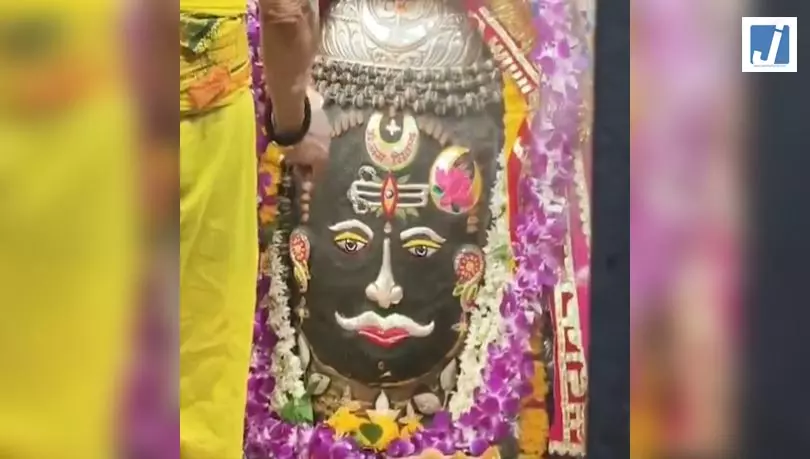 रजत चंद्र, त्रिशूल और त्रिपुंड से बाबा महाकाल का दिव्य शृंगार, दर्शन के लिए उमड़े श्रद्धालु रजत चंद्र, त्रिशूल और त्रिपुंड से बाबा महाकाल का दिव्य शृंगार, दर्शन के लिए उमड़े श्रद्धालु