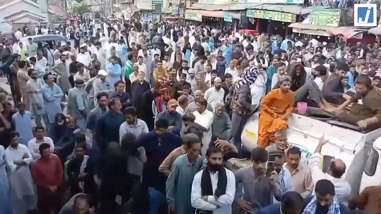 POK में हालात तनावपूर्ण, लोगों पर बरसाई गोलियां, 27 की मौत POK में हालात तनावपूर्ण, लोगों पर बरसाई गोलियां, 27 की मौत