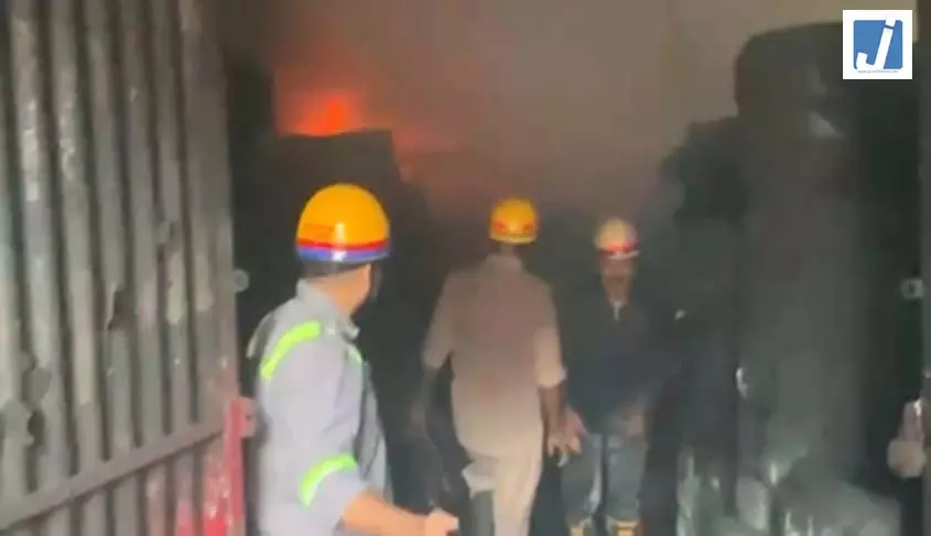 टायर रबर फैक्ट्री में भीषण आग, इलाके में हड़कंप मचा टायर रबर फैक्ट्री में भीषण आग, इलाके में हड़कंप मचा