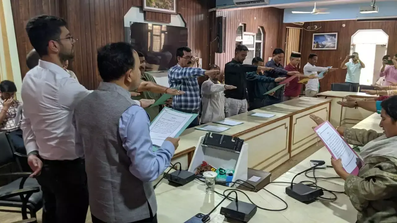 Mandi: एसडीएम ने दिलाई शपथ, जिम्मेदारी से कार्य करने का आह्वान Mandi: एसडीएम ने दिलाई शपथ, जिम्मेदारी से कार्य करने का आह्वान