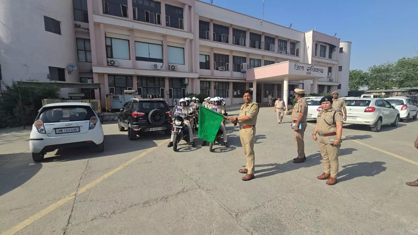 Hansi: एसपी ने हरी झंडी दिखाकर नए वाहनों को किया रवाना, बेड़े में 10 राइडर वाहनों की नई खेप शामिल Hansi: एसपी ने हरी झंडी दिखाकर नए वाहनों को किया रवाना, बेड़े में 10 राइडर वाहनों की नई खेप शामिल
