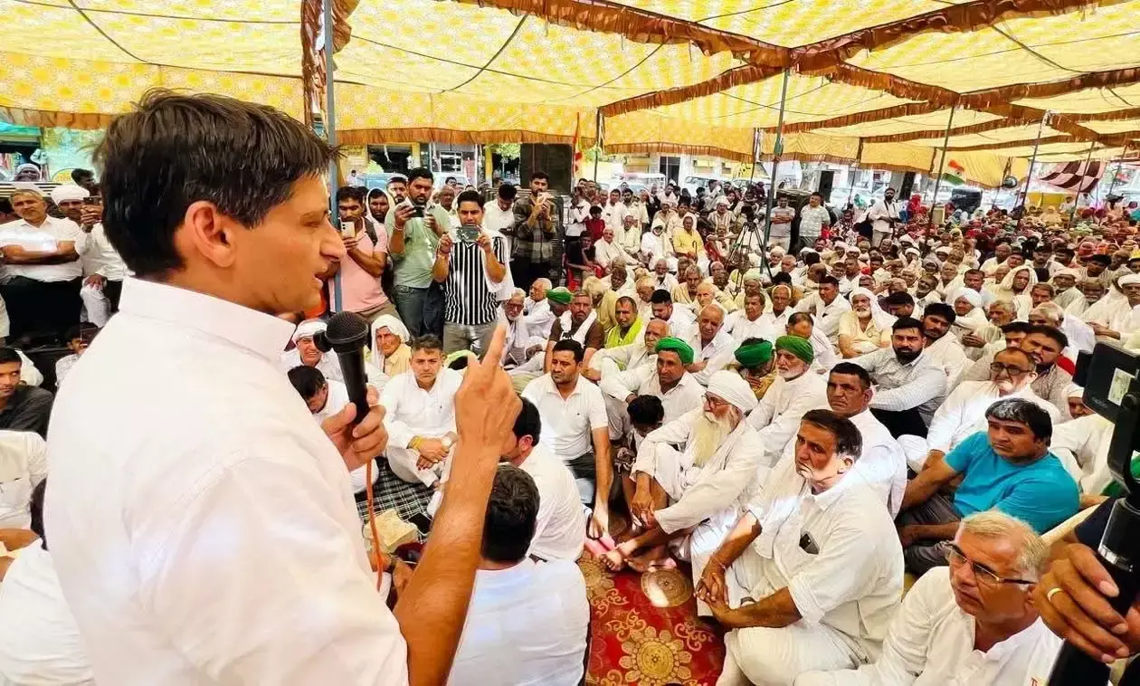 Hansi: चानौत गांव के मुद्दों को राष्ट्रीय स्तर पर उठाने का भरोसा Hansi: चानौत गांव के मुद्दों को राष्ट्रीय स्तर पर उठाने का भरोसा