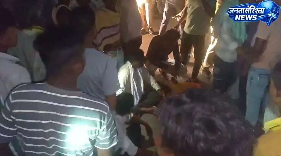 सड़क हादसे के बाद बवाल, ग्रामीणों ने एंबुलेंस-112 वाहन में की तोड़फोड़, पुलिसकर्मी और चालक घायल सड़क हादसे के बाद बवाल, ग्रामीणों ने एंबुलेंस-112 वाहन में की तोड़फोड़, पुलिसकर्मी और चालक घायल