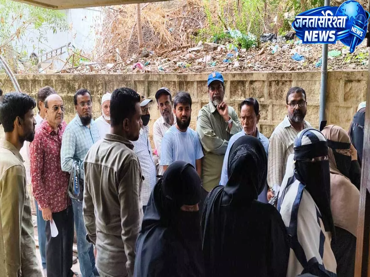 Hyderabad में वोटर रजिस्ट्रेशन अभियान को लेकर दिखी भारी भीड़, वीडियो वायरल Hyderabad में वोटर रजिस्ट्रेशन अभियान को लेकर दिखी भारी भीड़, वीडियो वायरल
