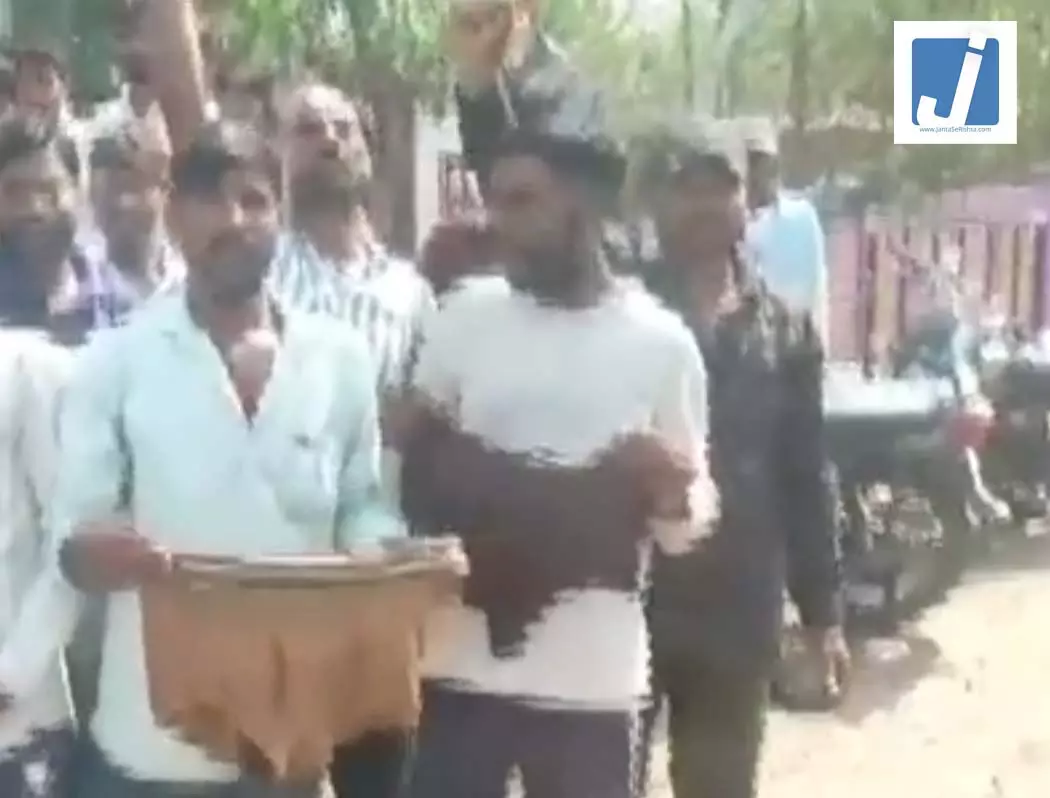 ऑटो चालकों का अनोखा प्रदर्शन, अंडरवियर लेकर सड़कों पर उतरे ऑटो चालकों का अनोखा प्रदर्शन, अंडरवियर लेकर सड़कों पर उतरे