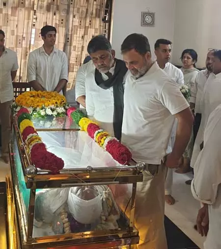 राहुल गांधी ने बेंगलुरु में एआईसीसी सचिव सूरज हेगड़े को दी श्रद्धांजलि राहुल गांधी ने बेंगलुरु में एआईसीसी सचिव सूरज हेगड़े को दी श्रद्धांजलि
