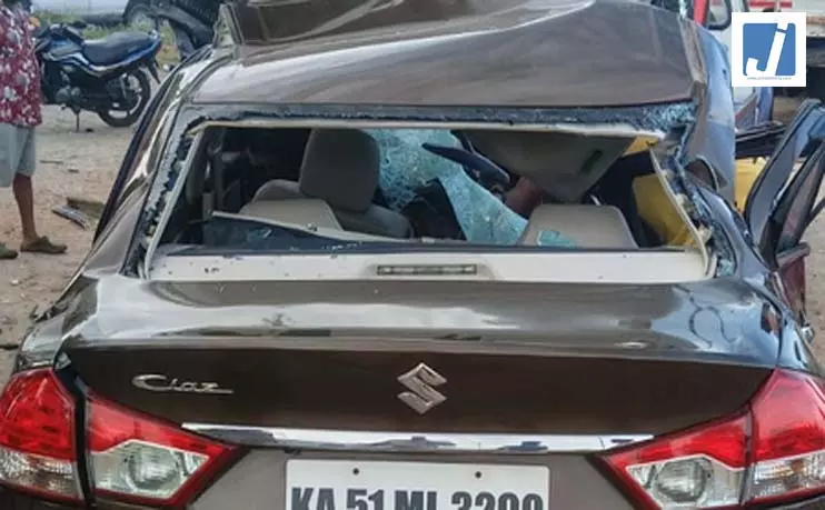 बाइक चालक को बचाने में कार दुर्घटनाग्रस्त, गर्भवती महिला समेत तीन लोगों की मौत बाइक चालक को बचाने में कार दुर्घटनाग्रस्त, गर्भवती महिला समेत तीन लोगों की मौत