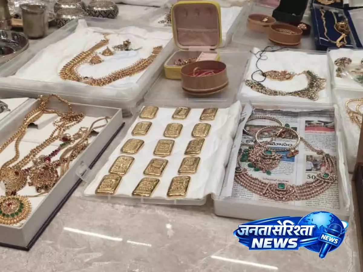 ACB ने मोहन नाइक के ठिकानों पर छापेमारी में ₹60 लाख और सोना जब्त किया ACB ने मोहन नाइक के ठिकानों पर छापेमारी में ₹60 लाख और सोना जब्त किया