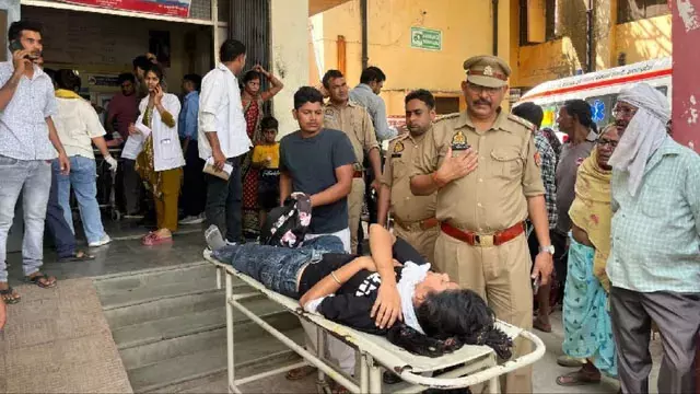 Kanpur-इटावा हाईवे पर बड़ा सड़क हादसा, भर्ती परीक्षा देने जा रही युवती समेत 8 लोग घायल Kanpur-इटावा हाईवे पर बड़ा सड़क हादसा, भर्ती परीक्षा देने जा रही युवती समेत 8 लोग घायल
