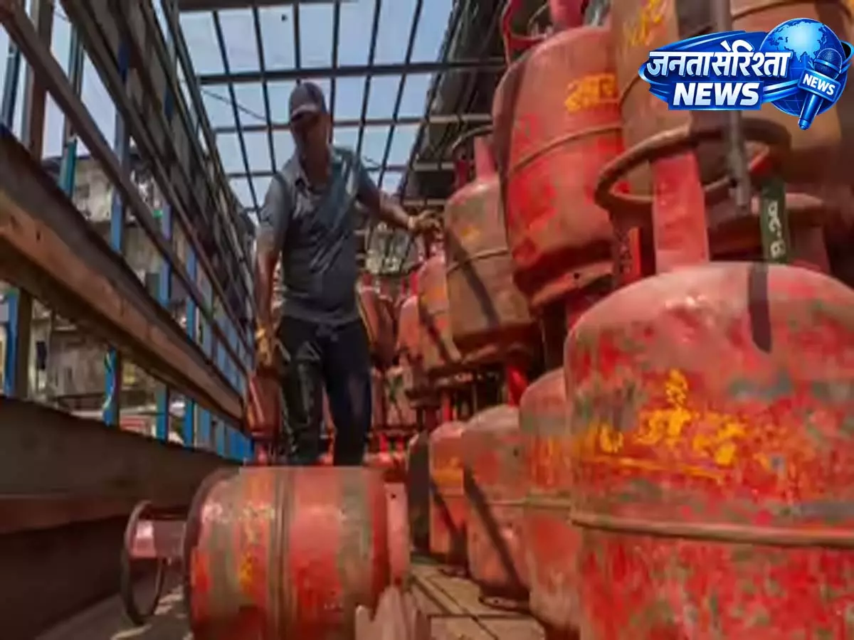 LPG संकट के बीच ट्रेन में खाना बनाने का मिला विकल्प LPG संकट के बीच ट्रेन में खाना बनाने का मिला विकल्प
